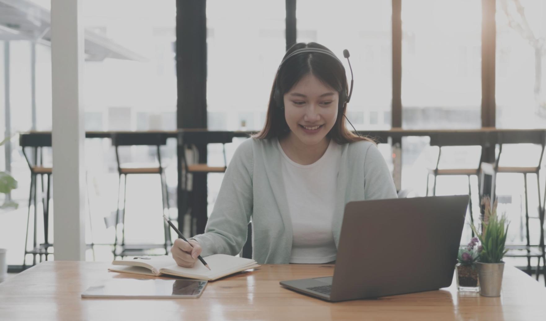 Entrepreneur travaillant sur sa stratégie financière